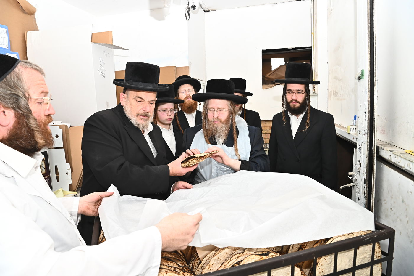 האדמו"ר משומרי אמונים באפיית מצות