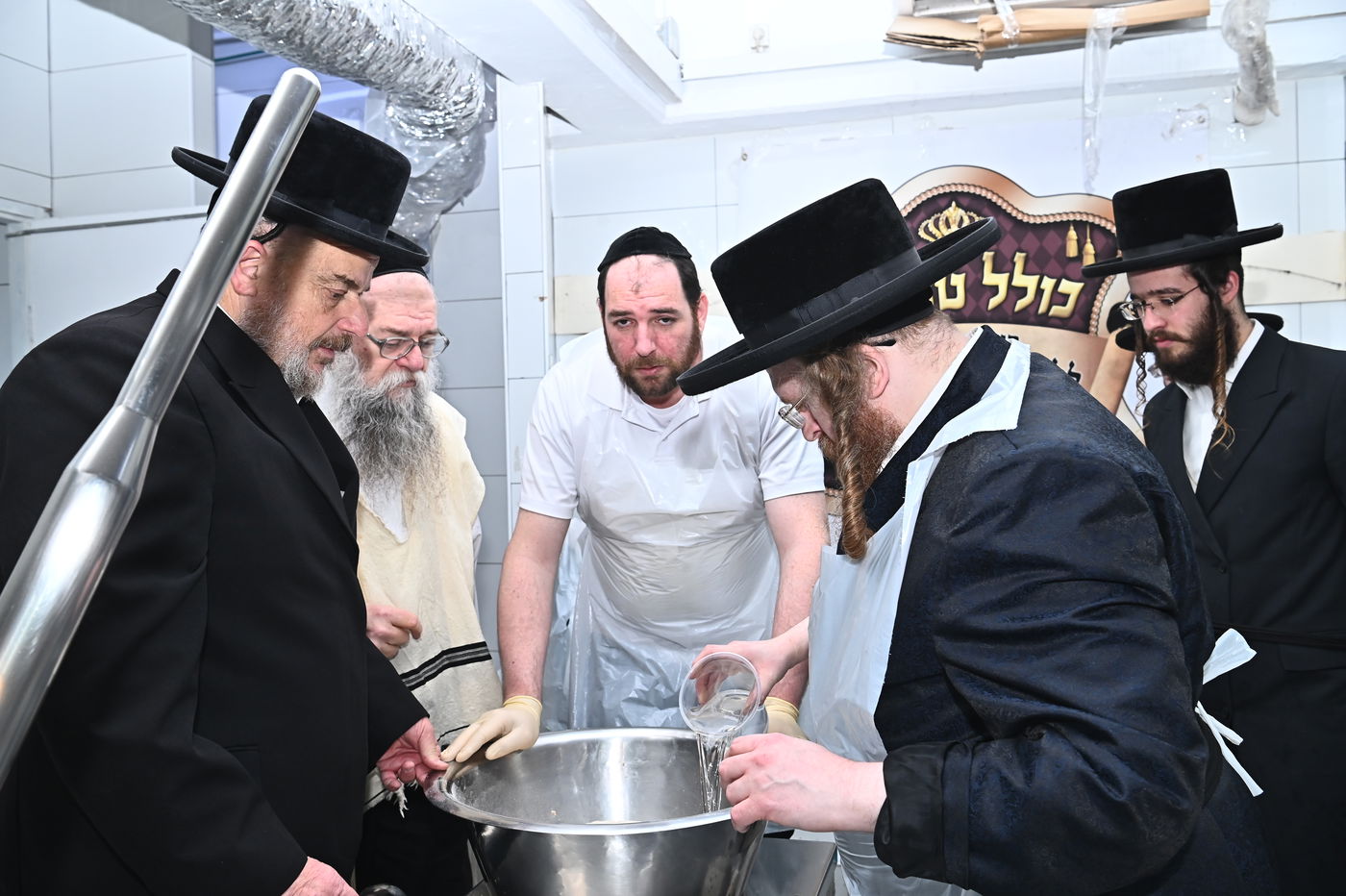 האדמו"ר משומרי אמונים באפיית מצות