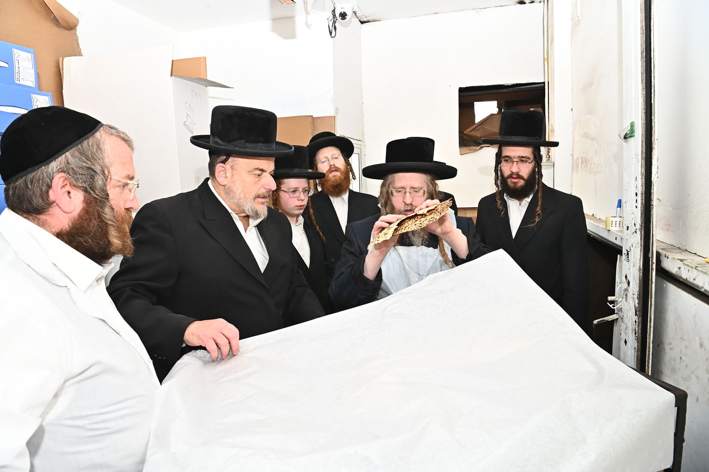 האדמו"ר משומרי אמונים באפיית מצות