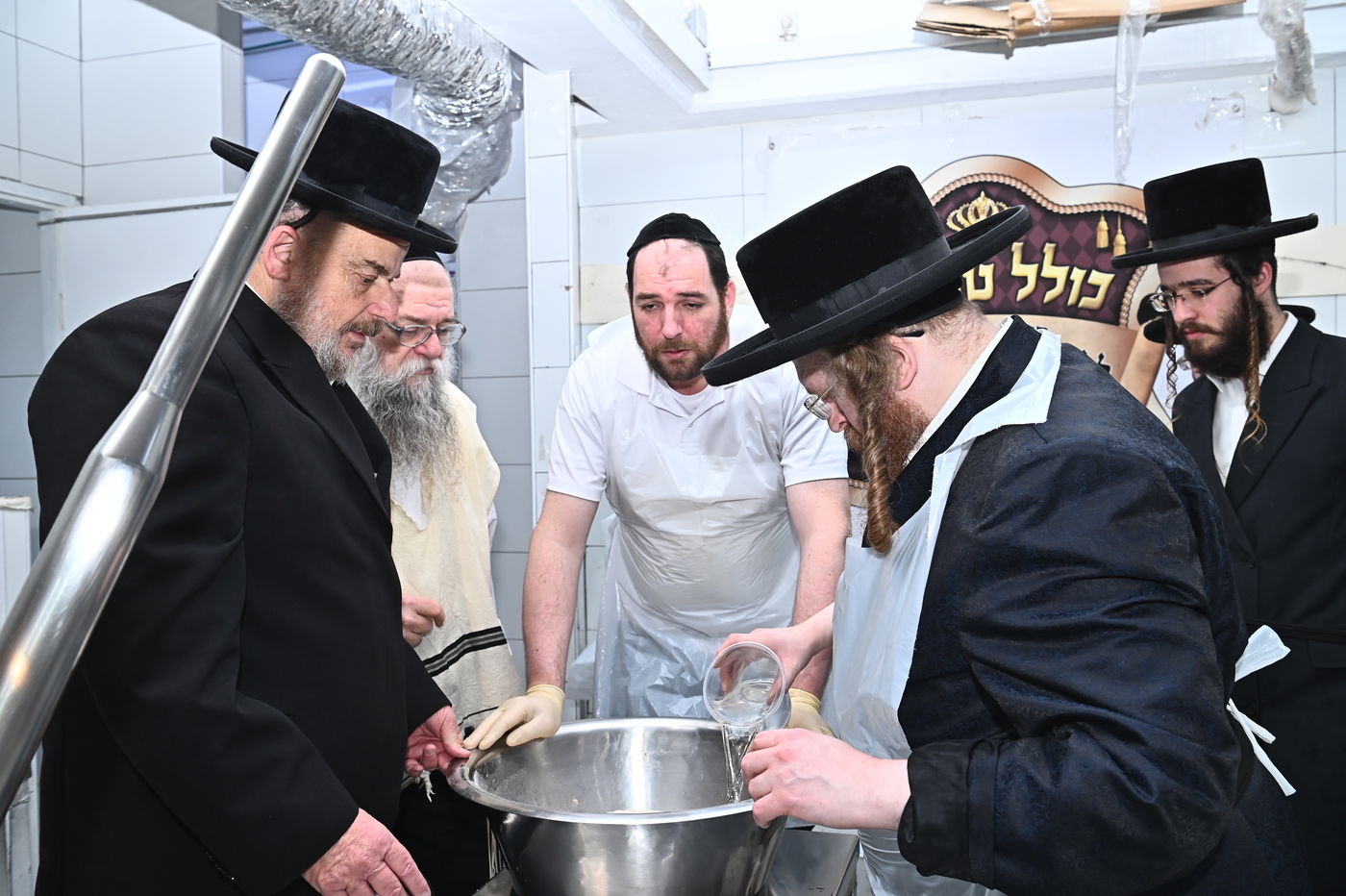 האדמו"ר משומרי אמונים באפיית מצות