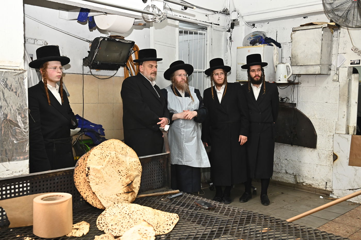 האדמו"ר משומרי אמונים באפיית מצות