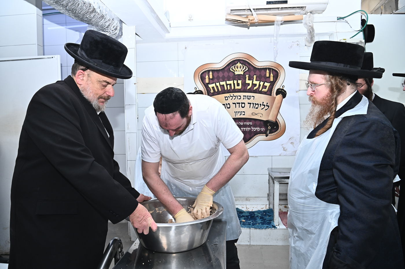 האדמו"ר משומרי אמונים באפיית מצות