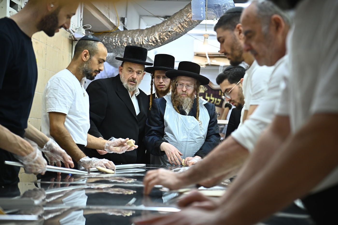 האדמו"ר משומרי אמונים באפיית מצות