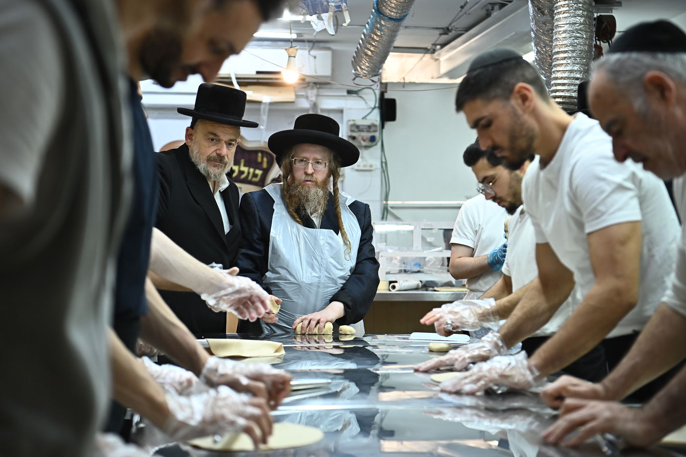 האדמו"ר משומרי אמונים באפיית מצות