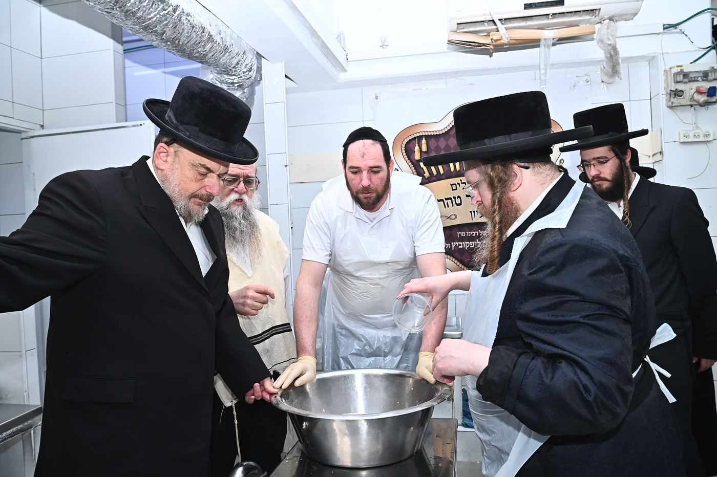 האדמו"ר משומרי אמונים באפיית מצות