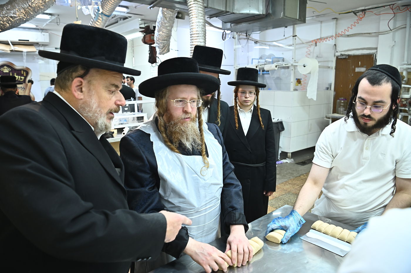 האדמו"ר משומרי אמונים באפיית מצות