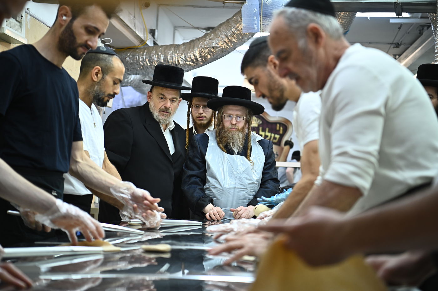 האדמו"ר משומרי אמונים באפיית מצות