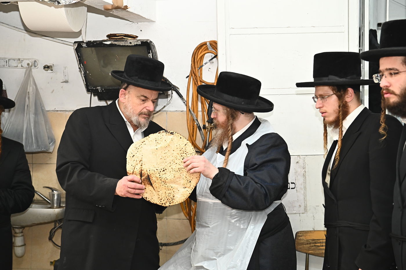 האדמו"ר משומרי אמונים באפיית מצות