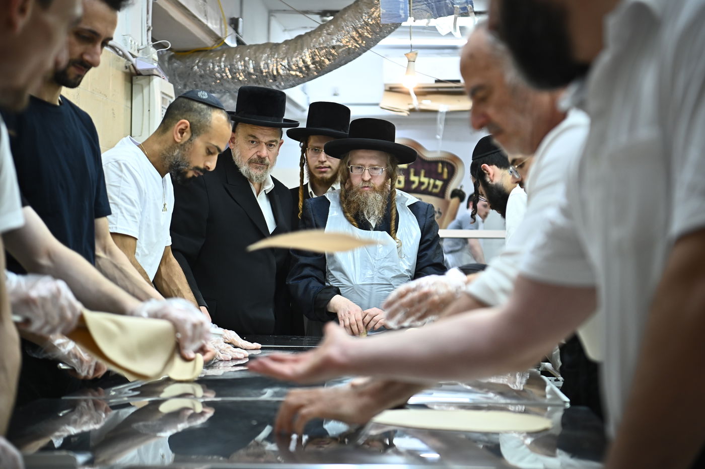 האדמו"ר משומרי אמונים באפיית מצות