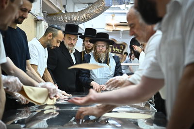 האדמו"ר משומרי אמונים באפיית מצות