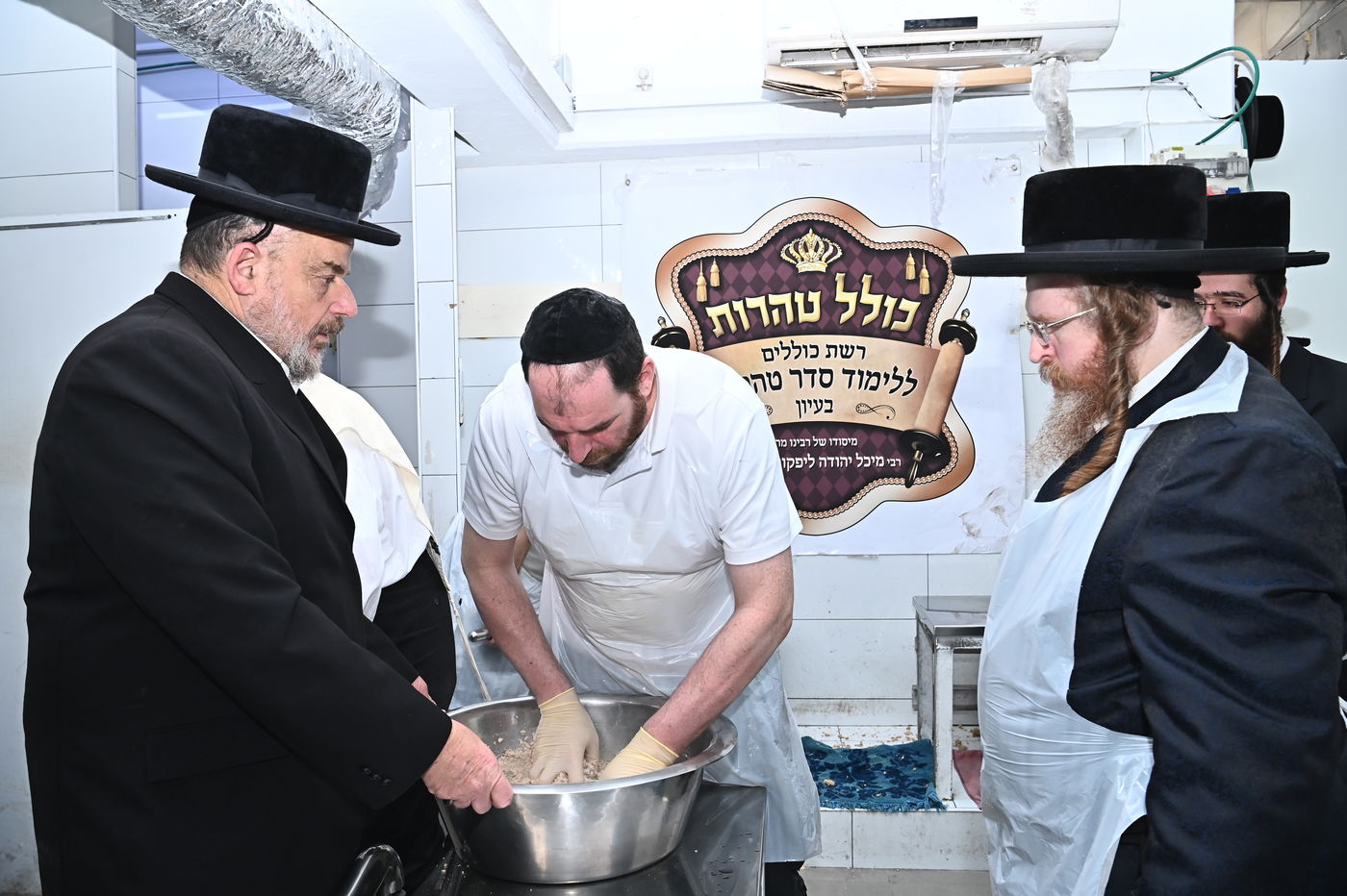 האדמו"ר משומרי אמונים באפיית מצות