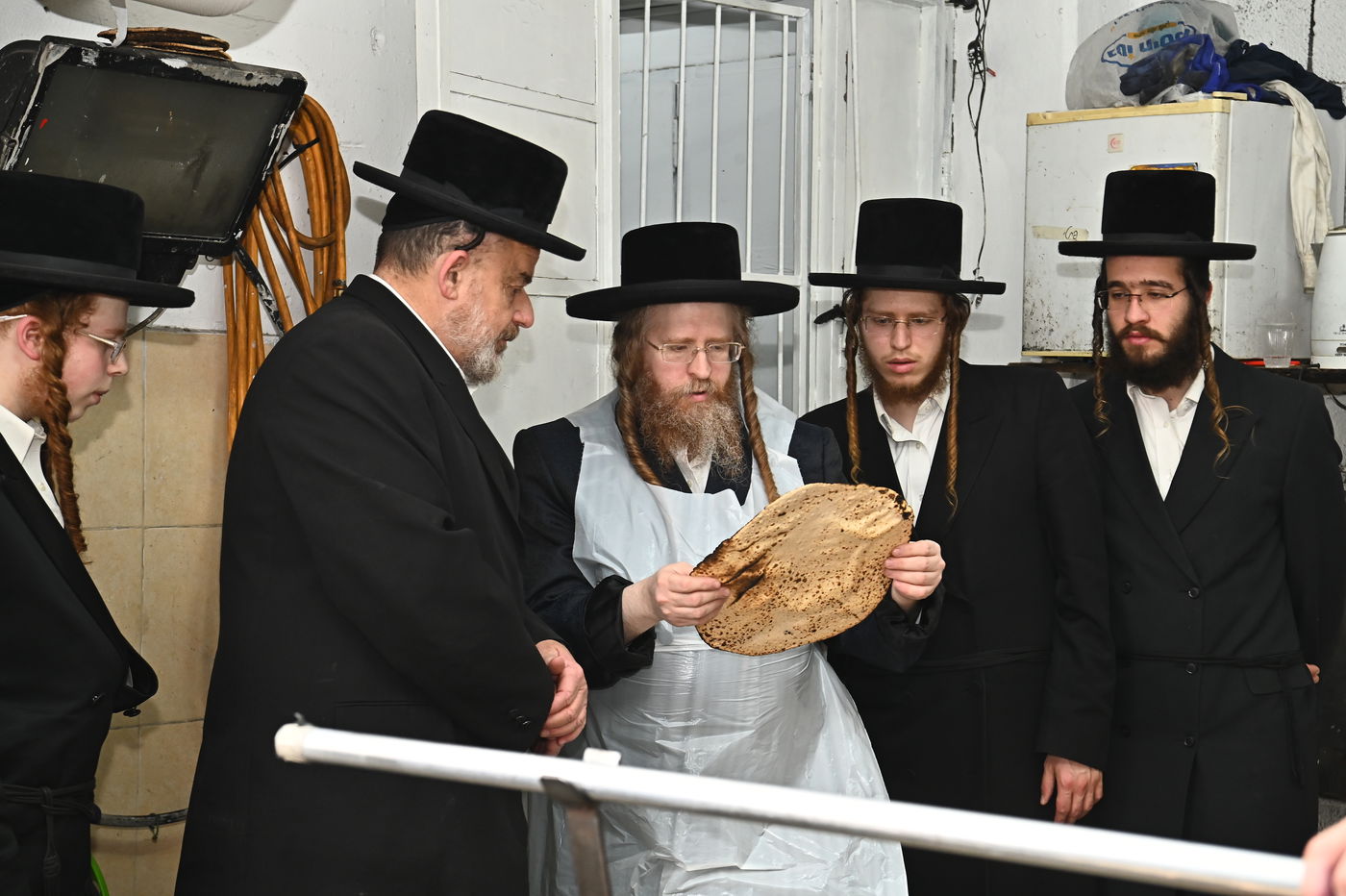 האדמו"ר משומרי אמונים באפיית מצות