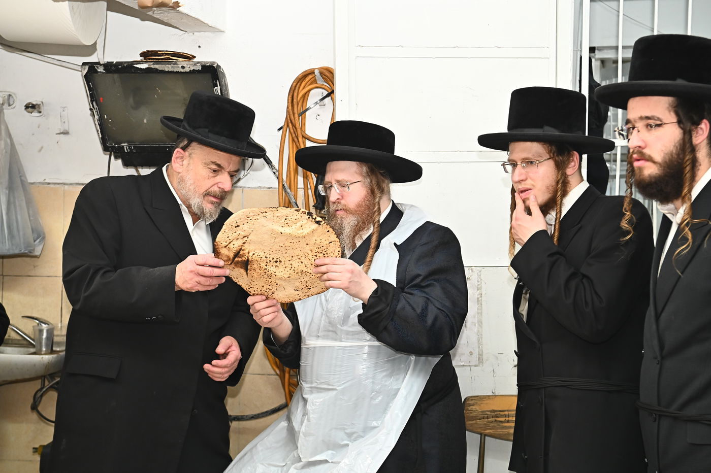 האדמו"ר משומרי אמונים באפיית מצות