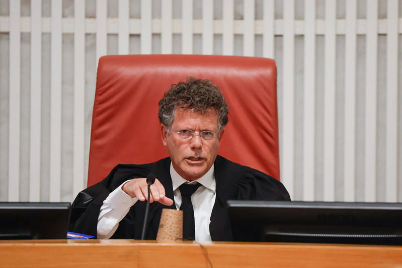 עמית, בדיון היום