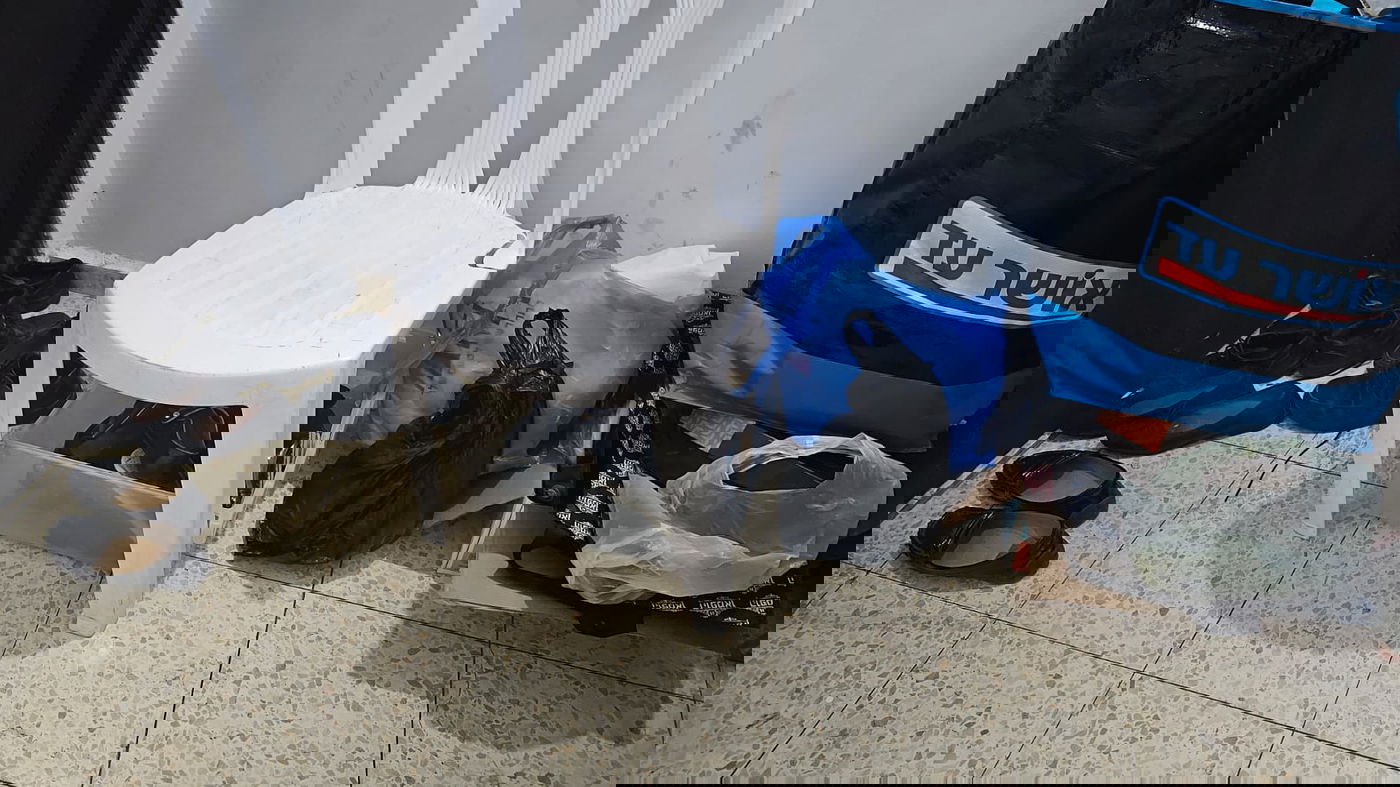 נעלי הילדים מחוץ לדלת, וכסא פלסטיק בחדר מדרגות לאכילת חמץ