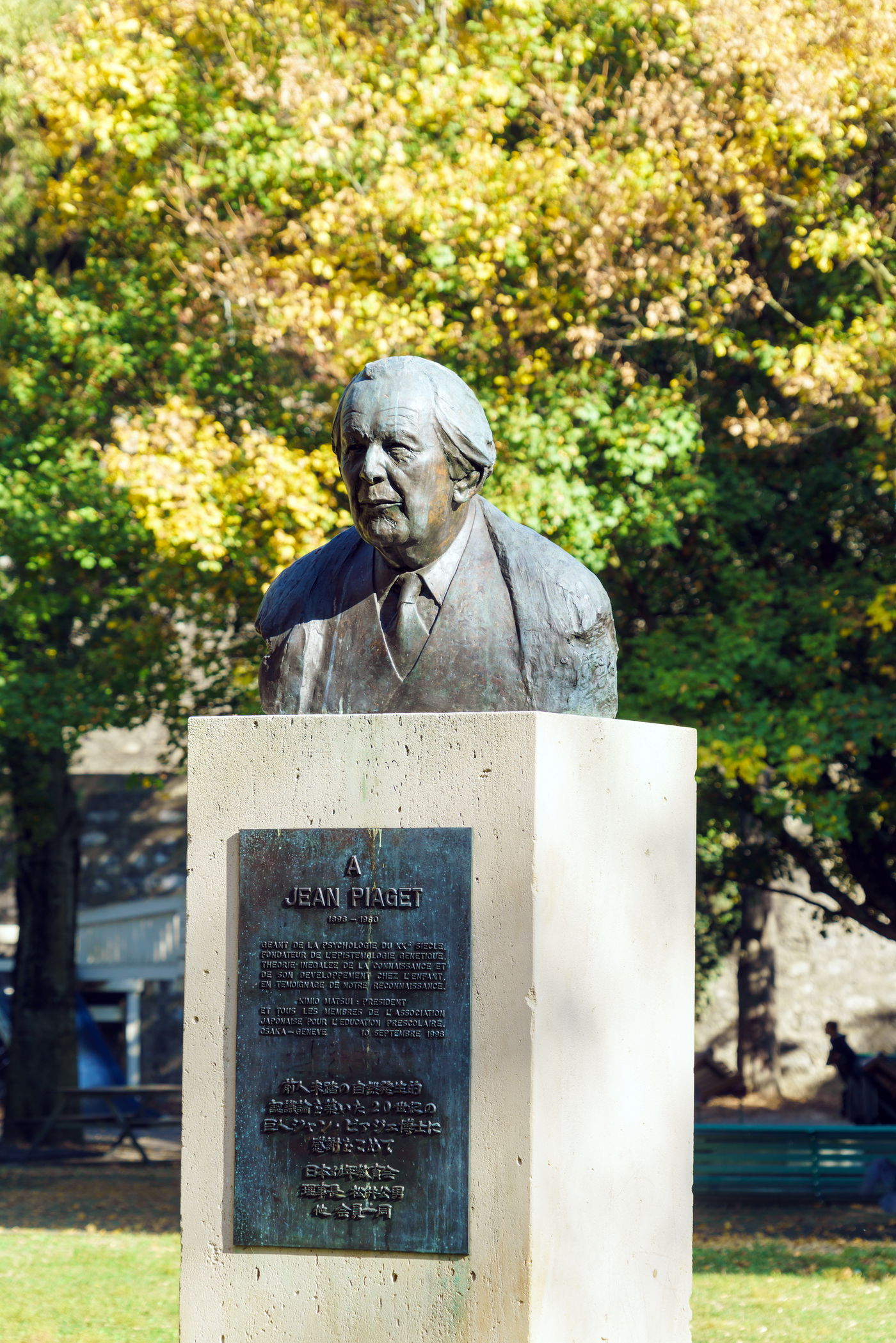 פסל לזכרו של פיאז'ה. ז'נבה