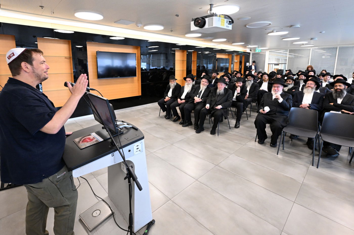 בעיריית תל אביב: חגיגת יום הולדת לרבי מליובאוויטש