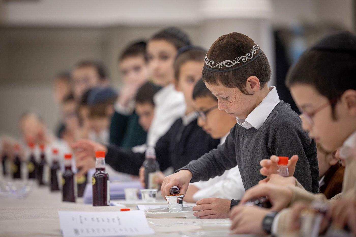 הלמידה נעשית לא רק מספרים אלא מהתנסות מעשית. ילדי תלמוד תורה בהמחשת סדר ליל פסח