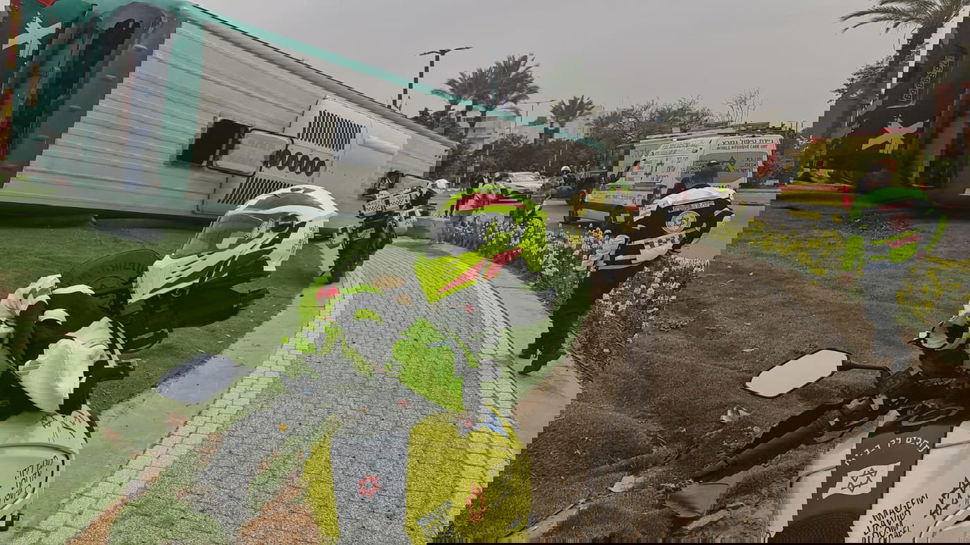 22 פצועים בתאונת שרשרת: אוטובוס עלה על כיכר והתהפך