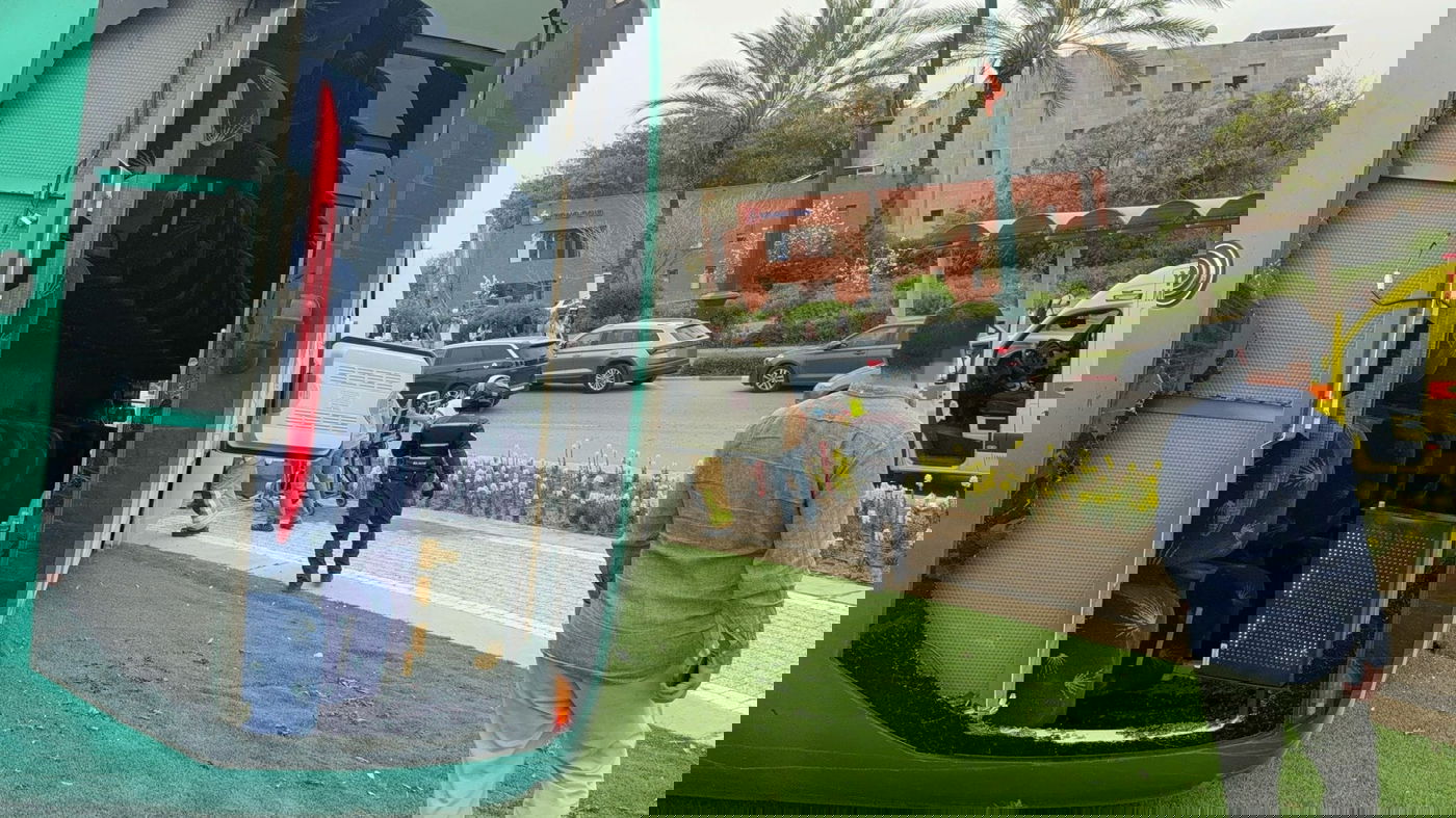 22 פצועים בתאונת שרשרת: אוטובוס עלה על כיכר והתהפך