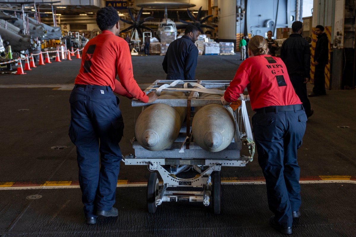 חימוש מטוסי הקרב על סיפון נושאת המטוסים