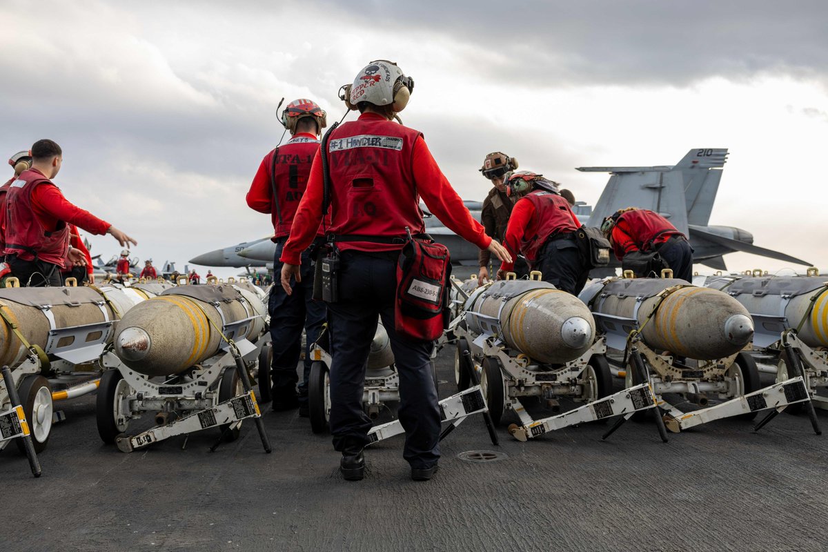 חימוש מטוסי הקרב על סיפון נושאת המטוסים