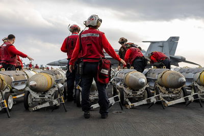 חימוש מטוסי הקרב על סיפון נושאת המטוסים