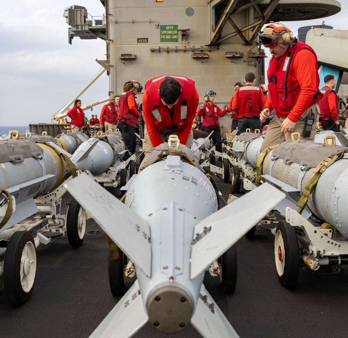 חימוש מטוסי הקרב על סיפון נושאת המטוסים