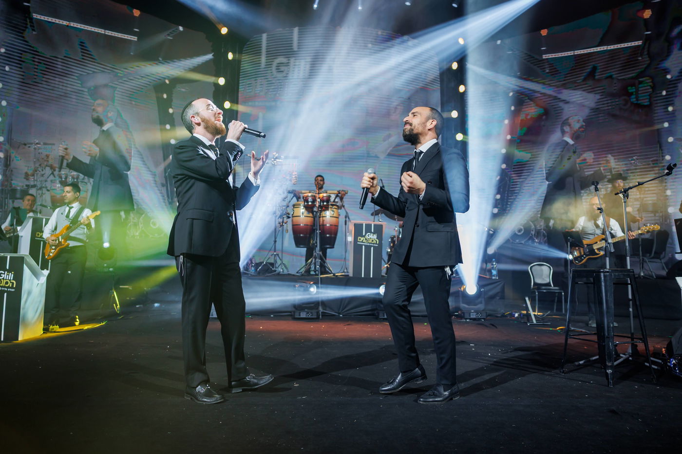 מסע מוזיקלי בין שמוליק סוכות ו-60 הנגנים ל'קומזינג גלובל' // ביקורת מוזיקה