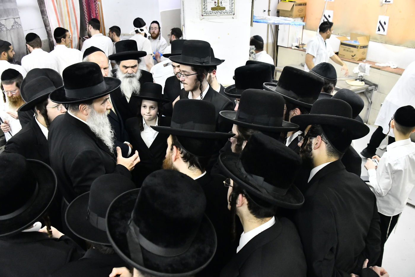 האדמו"ר מאשלג באפיית מצות