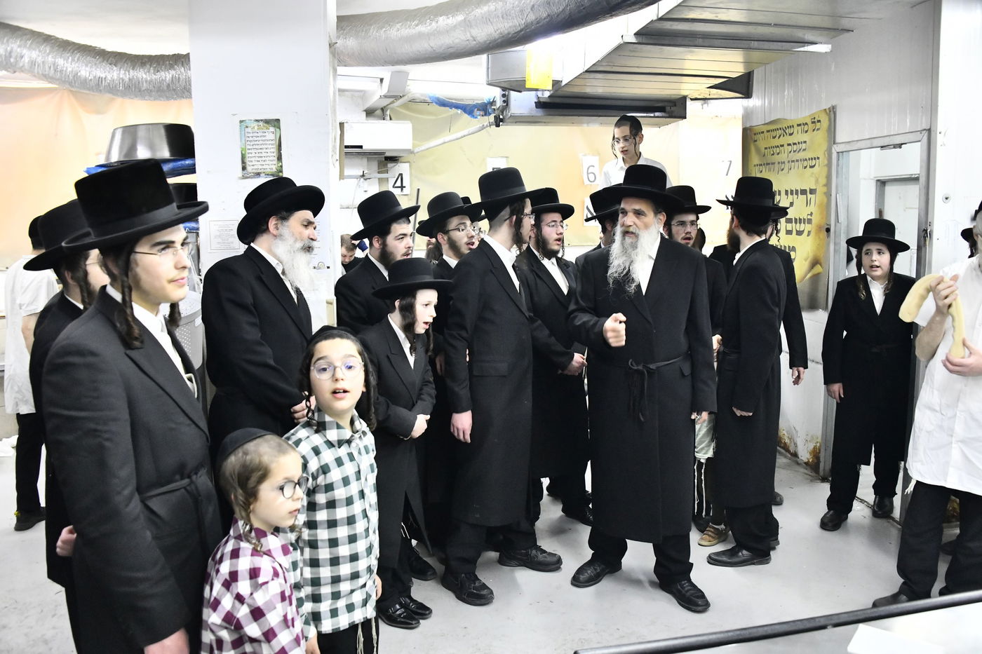 האדמו"ר מאשלג באפיית מצות