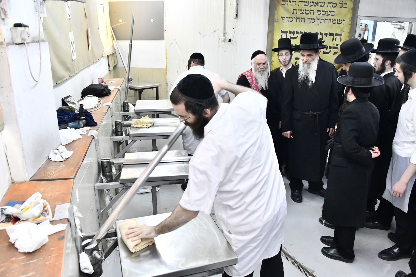 האדמו"ר מאשלג באפיית מצות