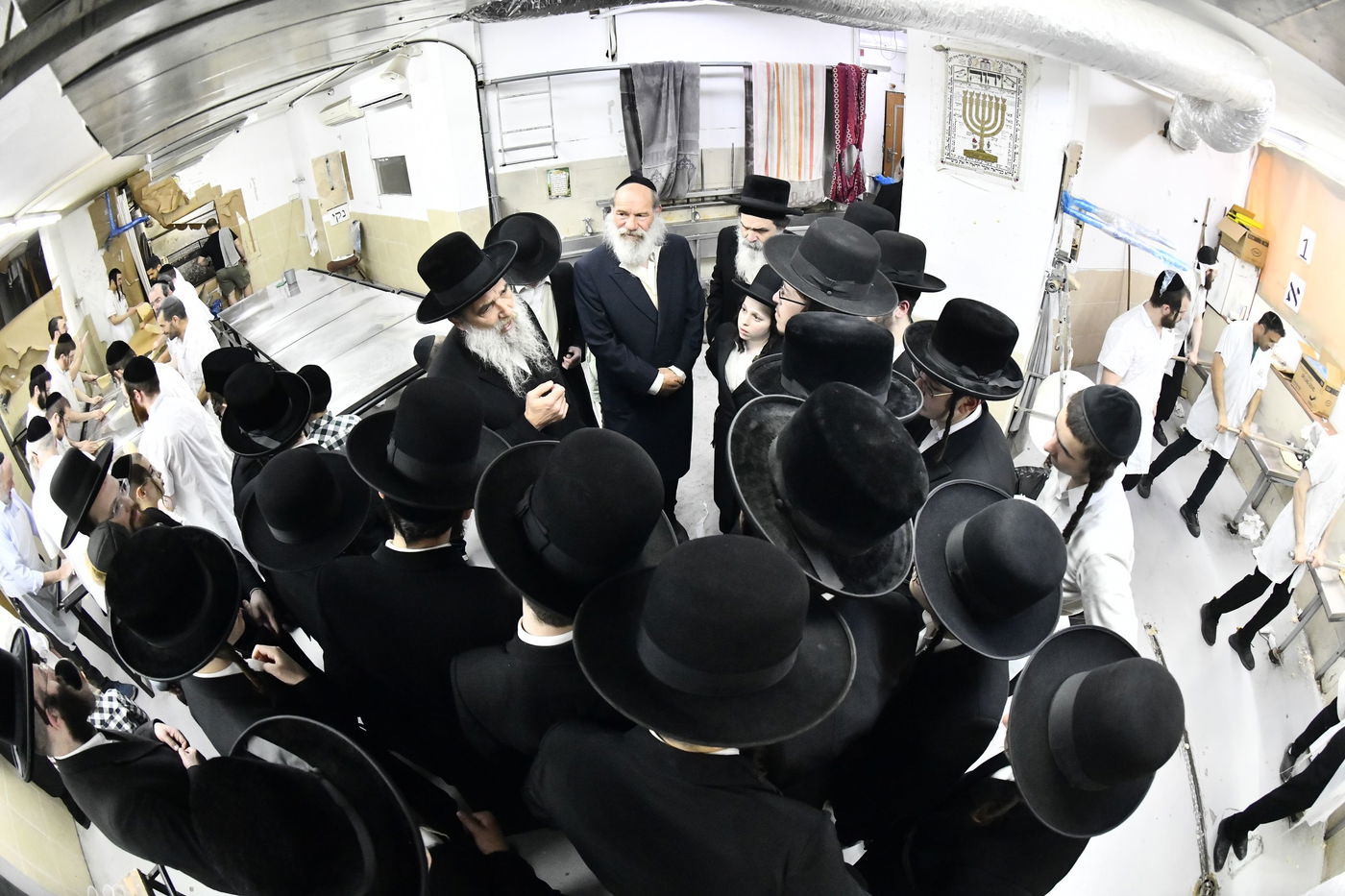 האדמו"ר מאשלג באפיית מצות