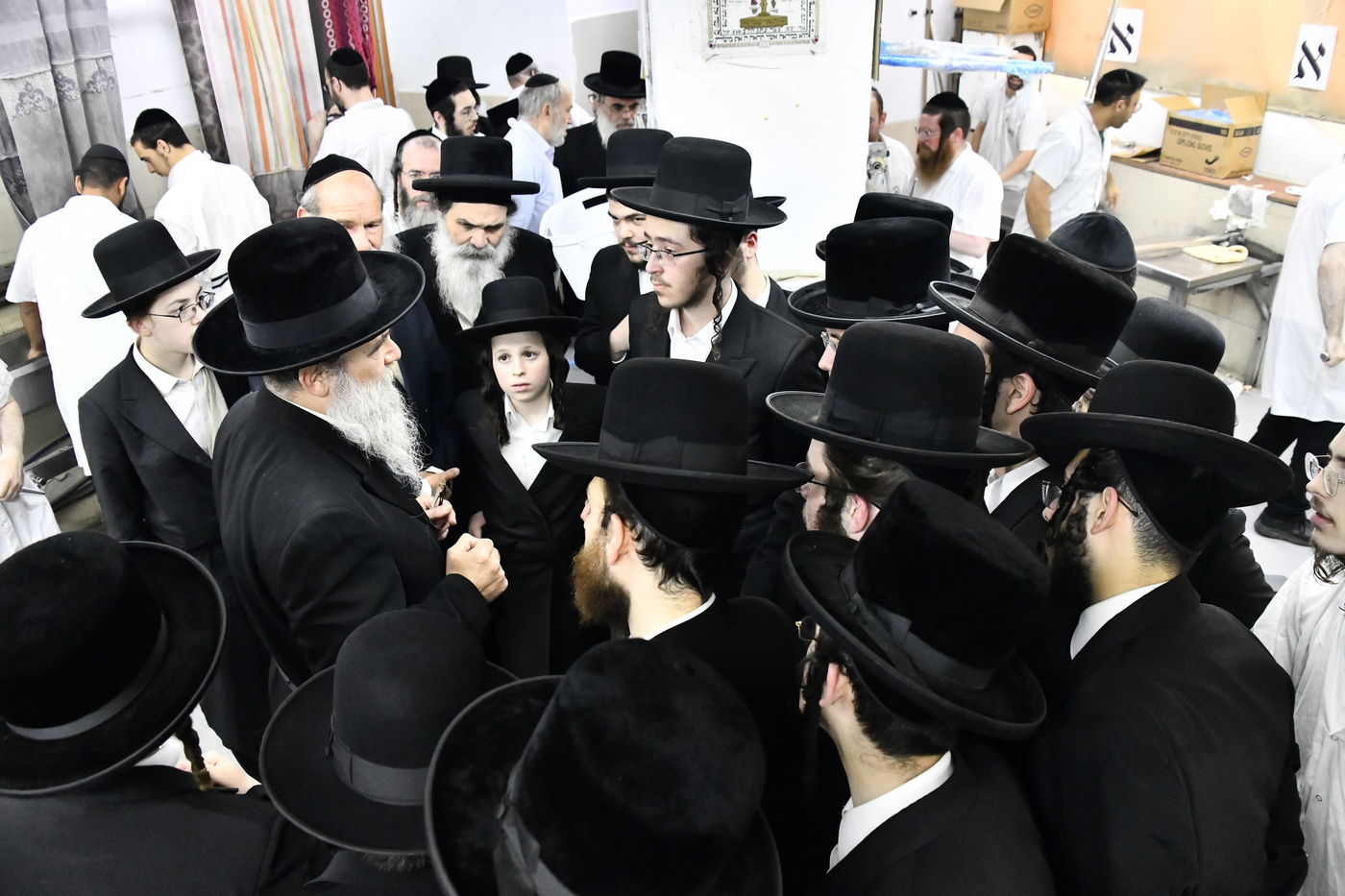 האדמו"ר מאשלג באפיית מצות