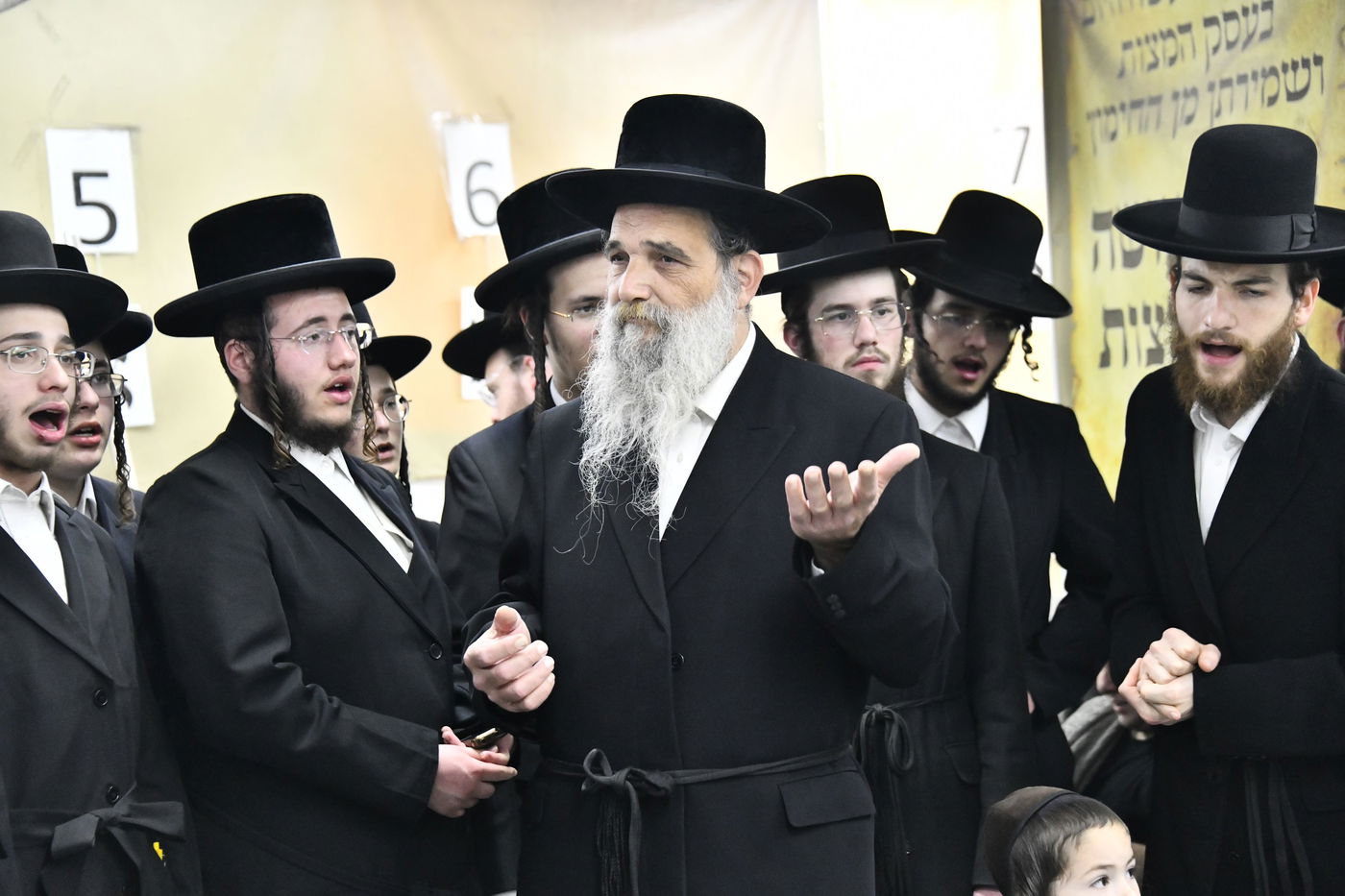 האדמו"ר מאשלג באפיית מצות