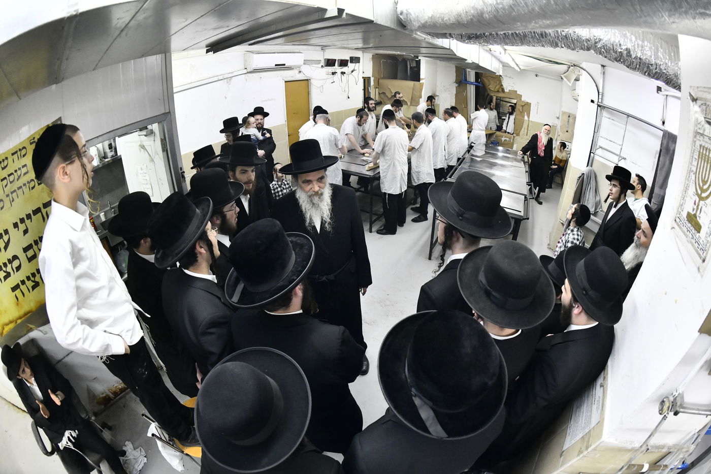 האדמו"ר מאשלג באפיית מצות