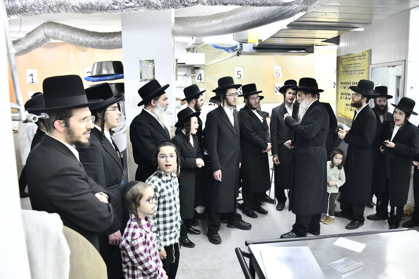 האדמו"ר מאשלג באפיית מצות