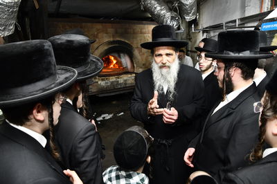 האדמו"ר מאשלג באפיית מצות