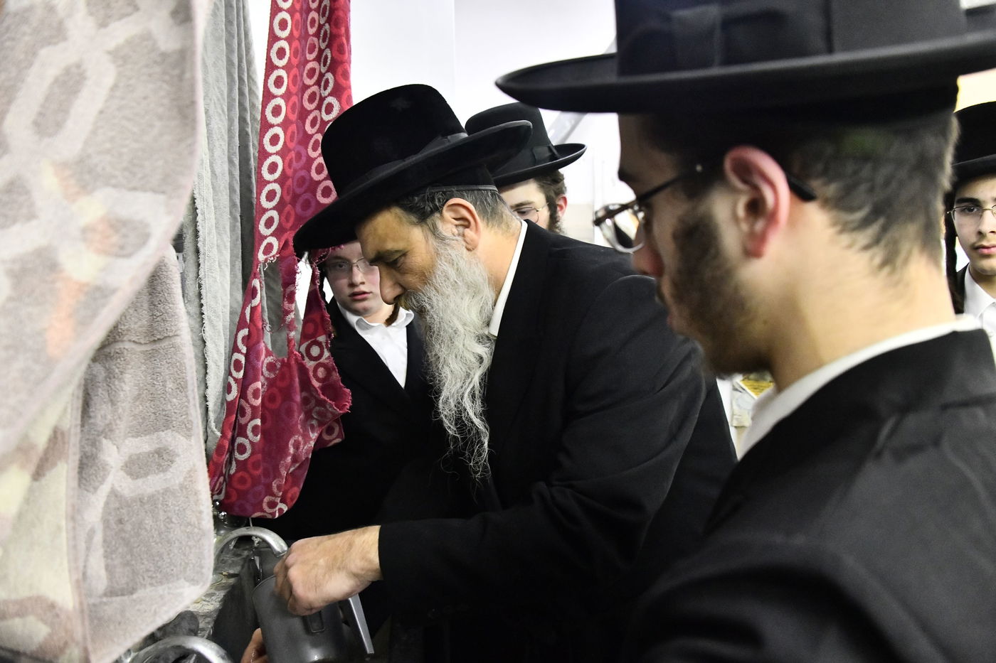 האדמו"ר מאשלג באפיית מצות