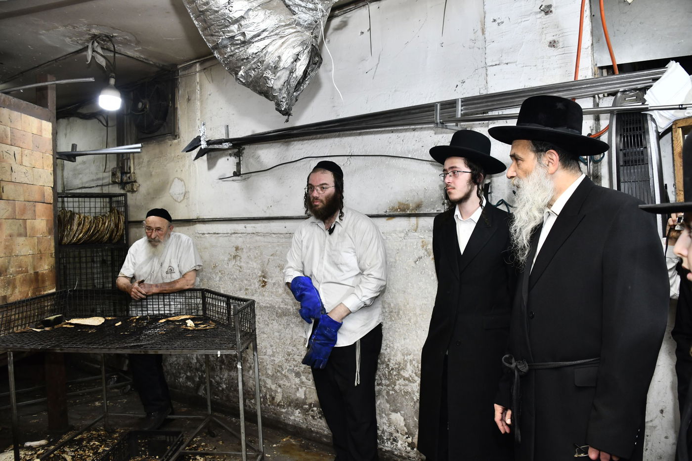 האדמו"ר מאשלג באפיית מצות