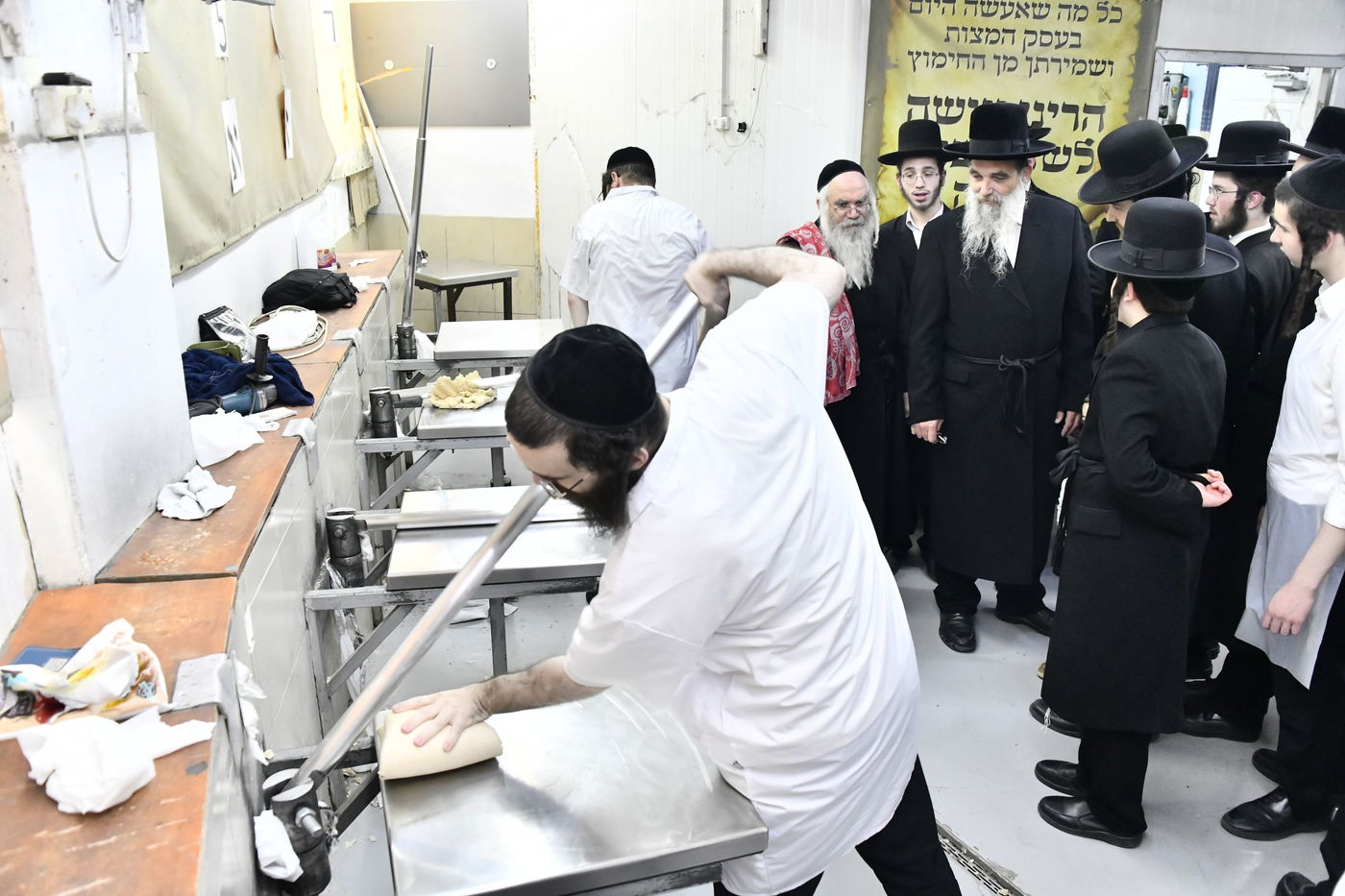 האדמו"ר מאשלג באפיית מצות