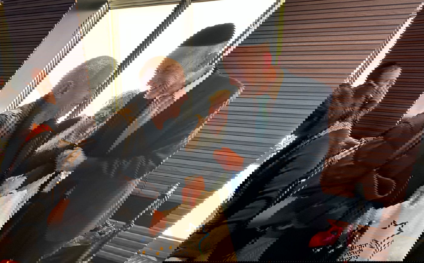 מקלב חילק מצות ויין לניצולי השואה