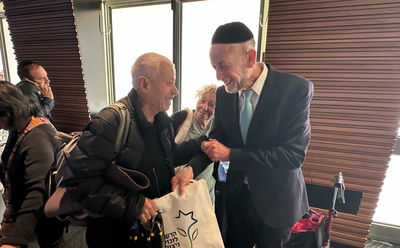 מקלב חילק מצות ויין לניצולי השואה