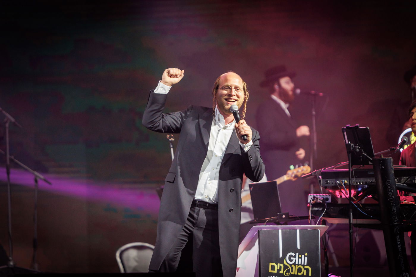 מסע מוזיקלי בין שמוליק סוכות ו-60 הנגנים ל'קומזינג גלובל' // ביקורת מוזיקה