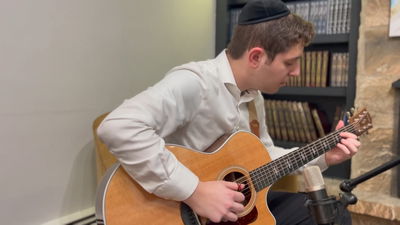 אמן הגיטרה בביצוע מלהיב: "והיא שעמדה"