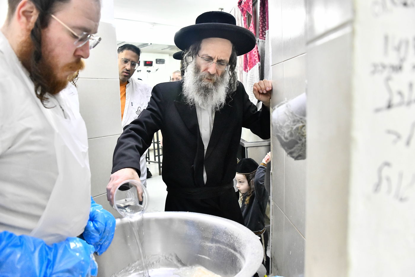 הגה"צ רבי אלימלך בידרמן באפיית מצות