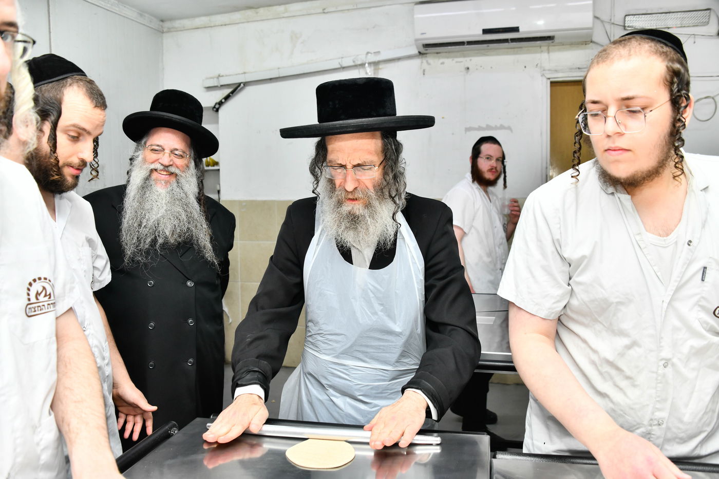 הגה"צ רבי אלימלך בידרמן באפיית מצות