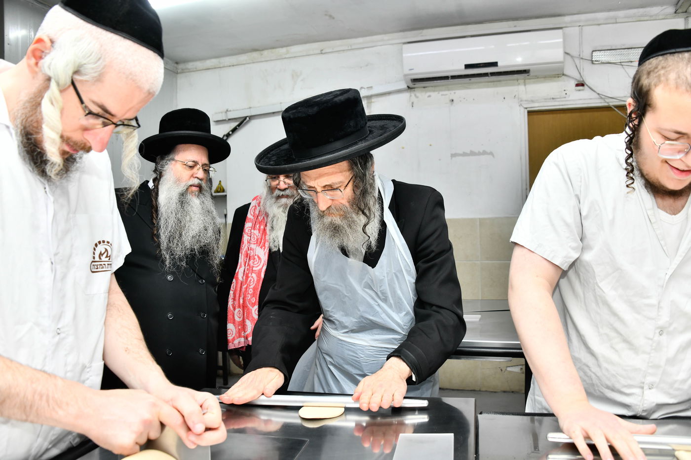 הגה"צ רבי אלימלך בידרמן באפיית מצות