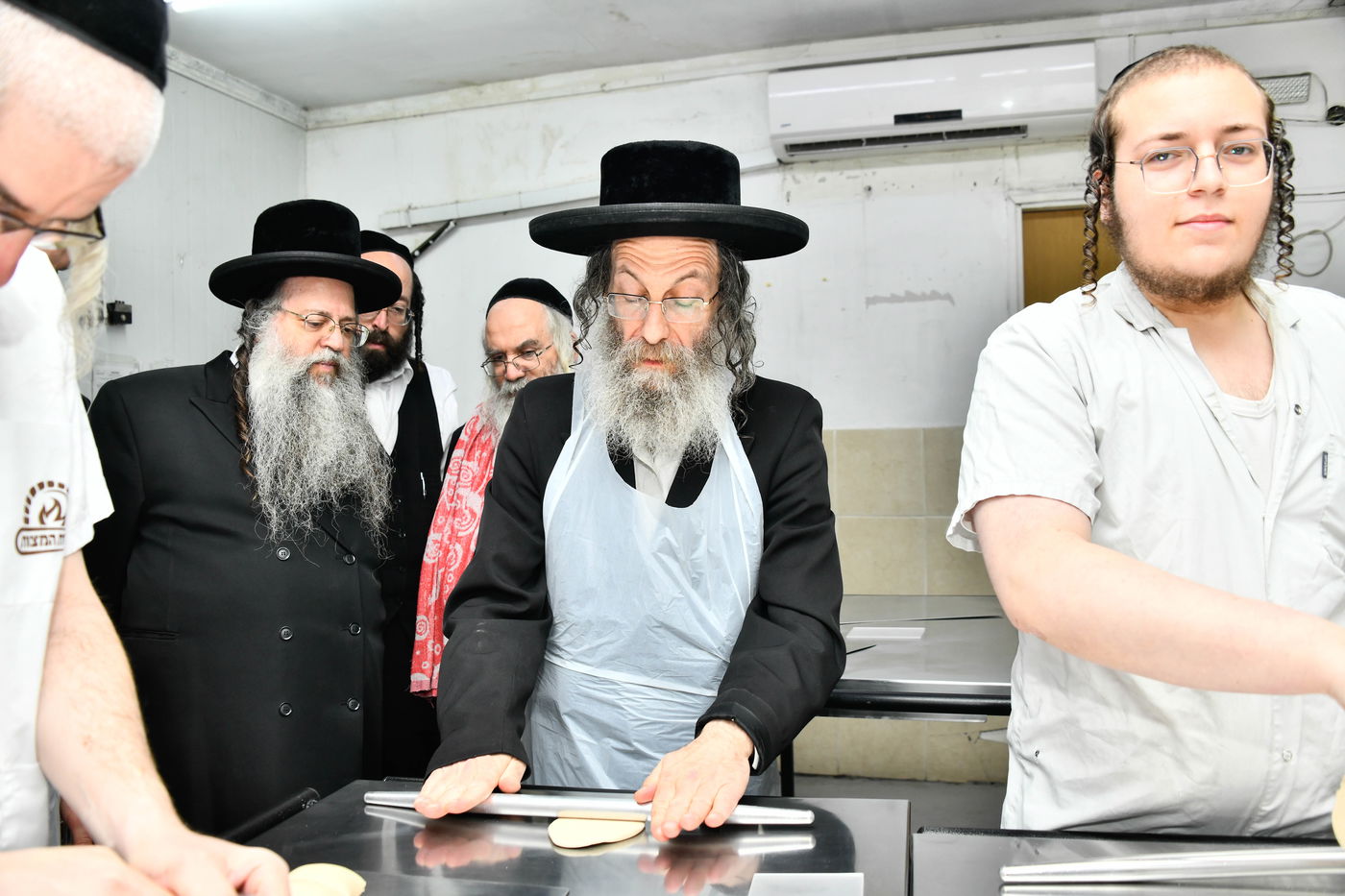 הגה"צ רבי אלימלך בידרמן באפיית מצות