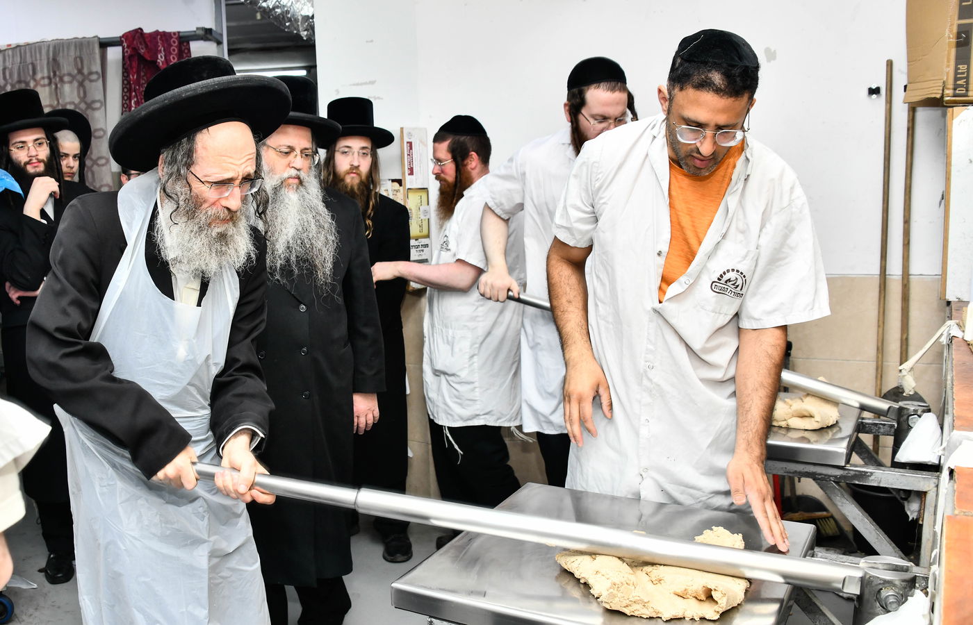 הגה"צ רבי אלימלך בידרמן באפיית מצות